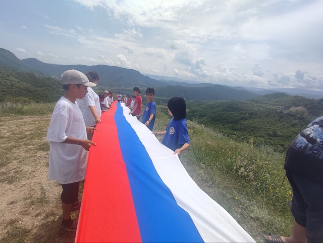 Волонтеры Алкадарской СОШ и Цмурской СОШ совместно приняли активное участие в организации мероприятий, посвященных Дню России..